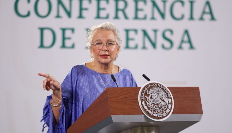 Sánchez Cordero se reúne con Monreal al arribar al Senado