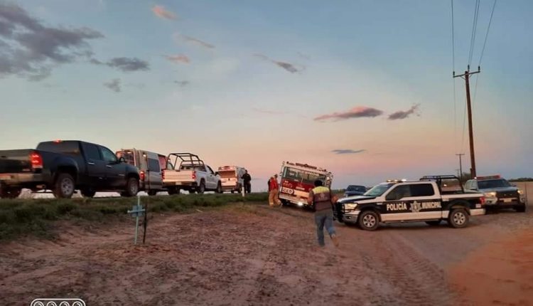 Rescatan a niño que quedó prensado en volcadura de un tráiler