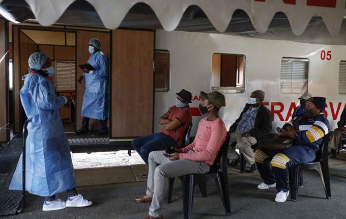 Sudáfrica transforma un tren en centro de vacunación anticovid