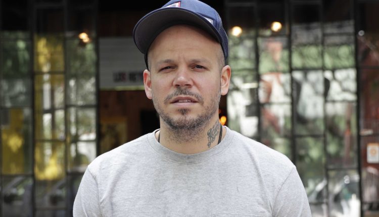J Balvin hace negocio con críticas; Residente lo expone
