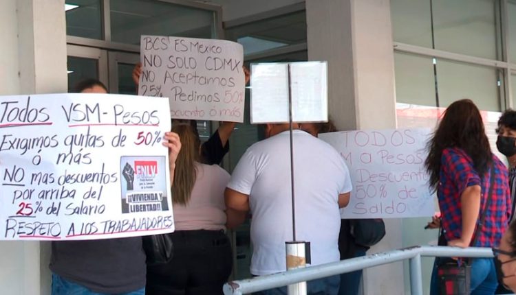 Manifestación afuera de INFONAVIT