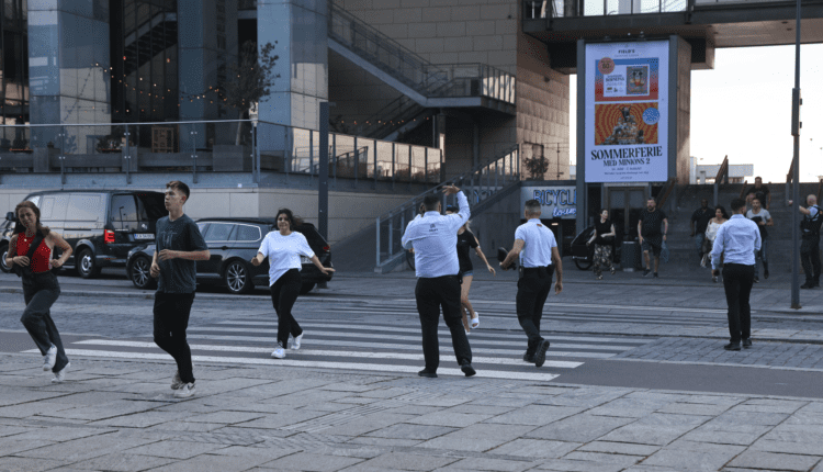 Más de un centenar de personas corrió hacia el exterior del centro comercial cuando se escucharon los primeros disparos