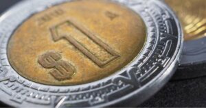 El peso ha bajado de las 19 unidades por dólar