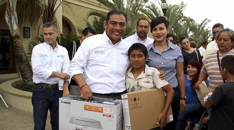 Apoya Alcalde Arturo De la Rosa a estudiante con equipo de cómputo Apoya Alcalde Arturo De la Rosa a estudiante con equipo de cómputo