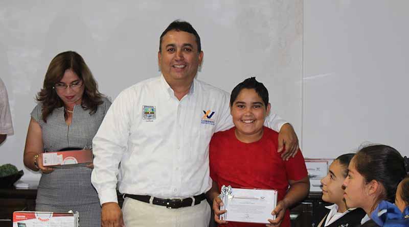 Lic. Carlos Mendoza Davis, hicieron entrega de la obra de remodelación de áreas de la escuela secundaria Justo Sierra Lic. Carlos Mendoza Davis, hicieron entrega de la obra de remodelación de áreas de la escuela secundaria Justo Sierra