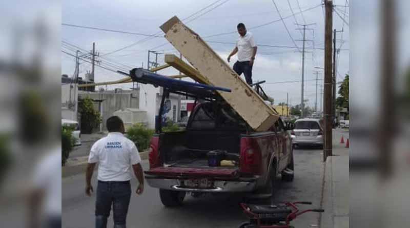 Retiran postes y soportes inservibles en la ciudad Retiran postes y soportes inservibles en la ciudad