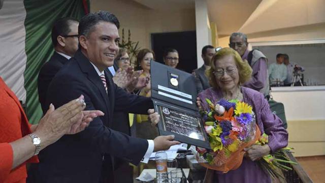 La destacada pianista sudcaliforniana Quichu Isais recibió la Medalla al Mérito Cultural “Néstor Agúndez Martínez” La destacada pianista sudcaliforniana Quichu Isais recibió la Medalla al Mérito Cultural “Néstor Agúndez Martínez”