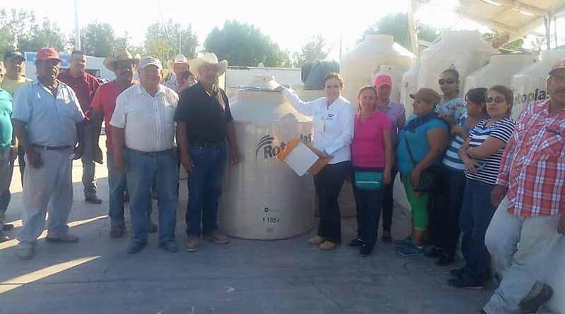 Entrega Ayuntamiento de Comondú, Tinacos a Precios Bajos, a 28 Familias Entrega Ayuntamiento de Comondú, Tinacos a Precios Bajos, a 28 Familias