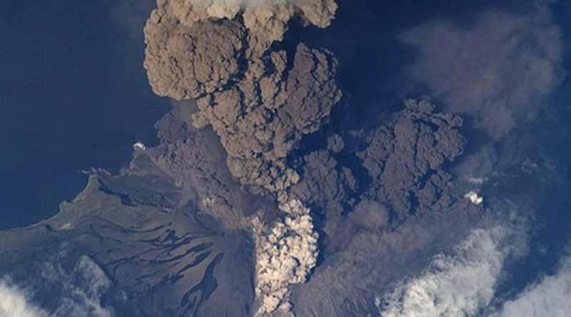 Volcán de Colima emite fumarola de dos mil metros de altura Volcán de Colima emite fumarola de dos mil metros de altura