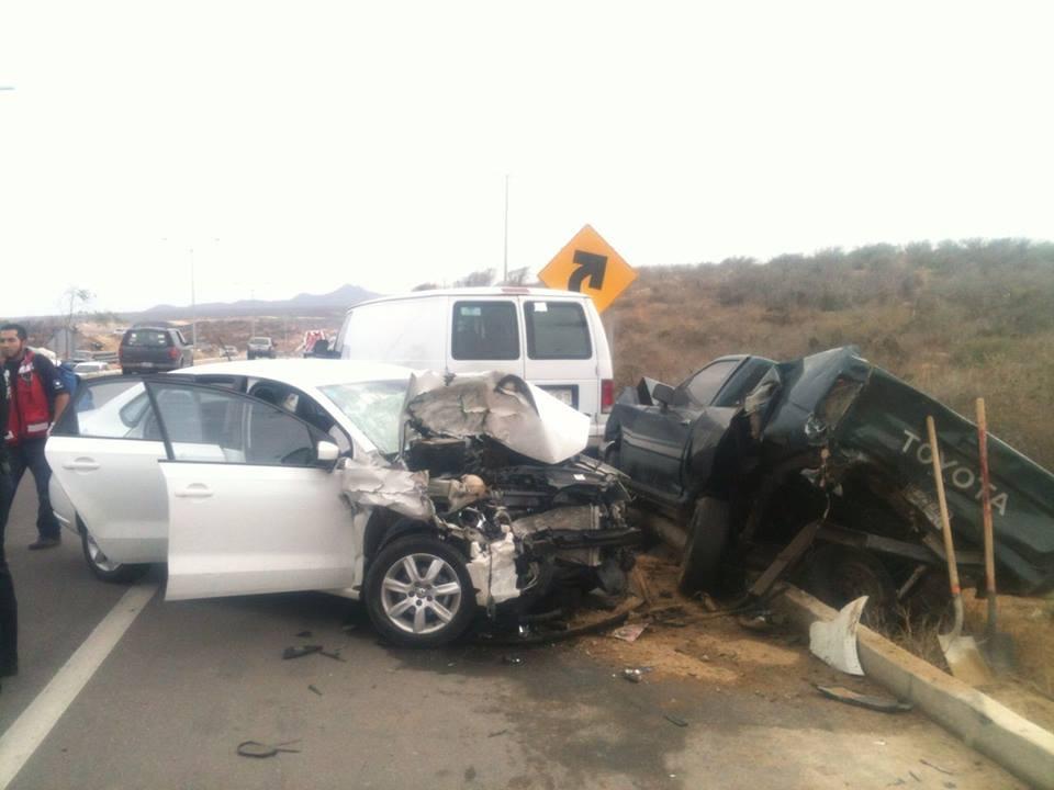 carambola28jul 1 Carro “hace chuza” con dos vehículos estacionados en El Tule