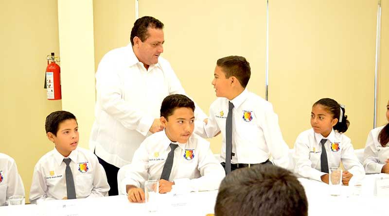gober parlamento 29 jun Convive XI Parlamento Infantil con el Gobernador y le solicitan mayor seguridad