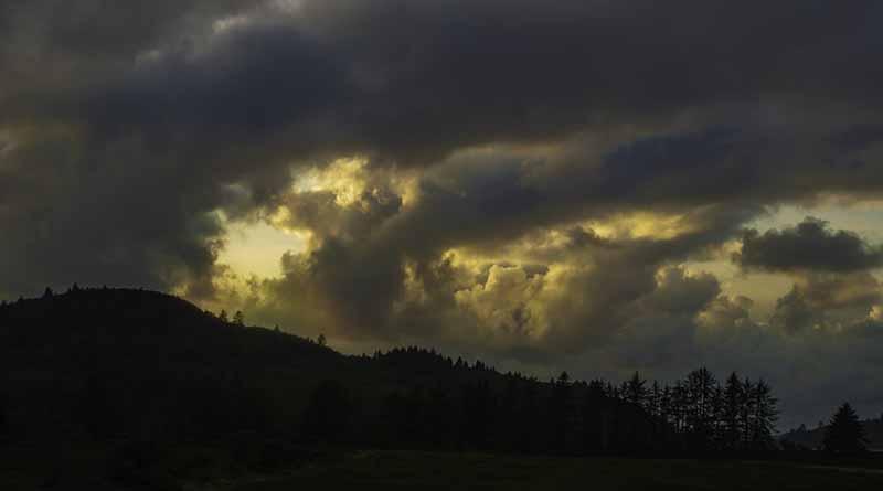 Zona de baja presión en Colima y Michoacán podría evolucionar a ciclón Zona de baja presión en Colima y Michoacán podría evolucionar a ciclón