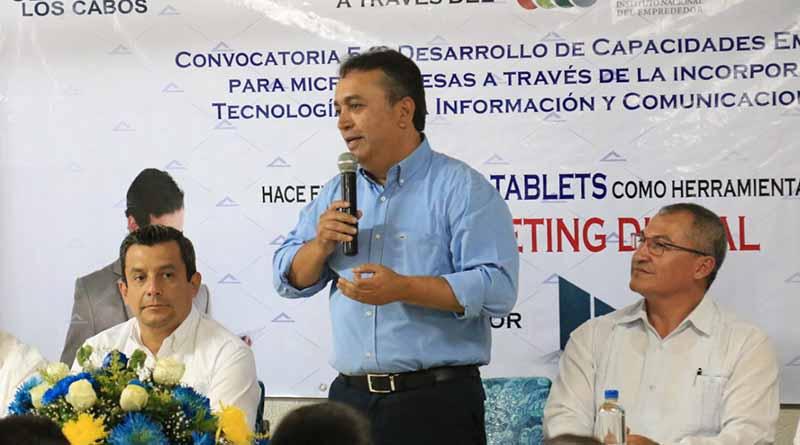 El Presidente municipal Francisco Pelayo Covarrubias, en acto de entrega de constancias de los cursos. El Presidente municipal Francisco Pelayo Covarrubias, en acto de entrega de constancias de los cursos.