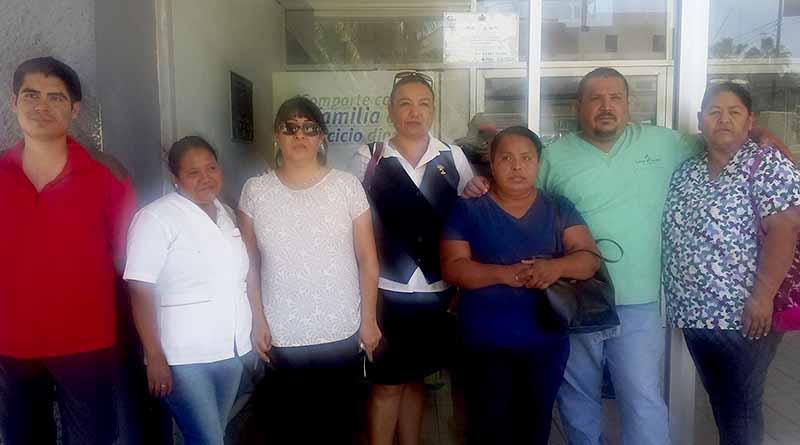 Se manifiestan trabajadores del hospital general luego de ser despedidos, piden se revisen sus expedientes Se manifiestan trabajadores del hospital general luego de ser despedidos, piden se revisen sus expedientes
