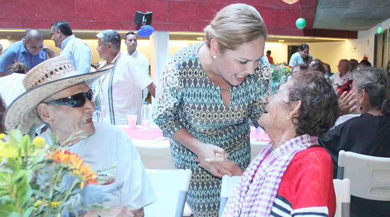 Con entrega de regalos y ritmos guapachosos, celebran a los adultos mayores Con entrega de regalos y ritmos guapachosos, celebran a los adultos mayores