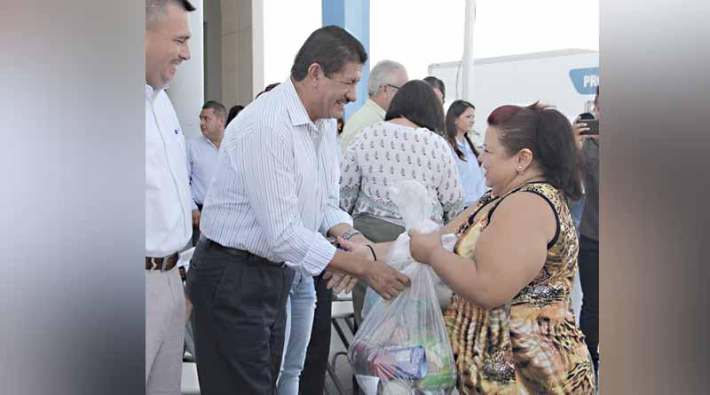 Entrega Atención Ciudadana máquina de coser a la señora Ramona Amador Entrega Atención Ciudadana máquina de coser a la señora Ramona Amador