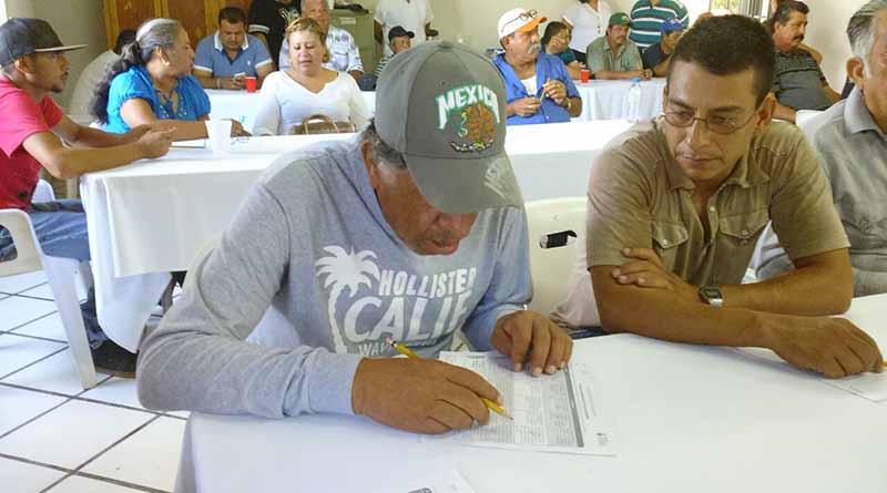 Abatir el rezago educativo de los trabajadores de Servicios Públicos el objetivo: Martín Guluarte. Abatir el rezago educativo de los trabajadores de Servicios Públicos el objetivo: Martín Guluarte.