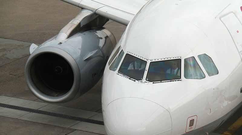 Avión de pasajeros aterriza en Dubái tras incendiarse un motor Avión de pasajeros aterriza en Dubái tras incendiarse un motor
