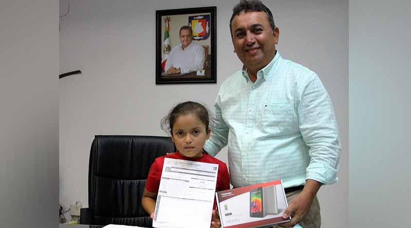 Entrega Alcalde Francisco Pelayo Tableta Electrónica a Estudiante de Primaria Entrega Alcalde Francisco Pelayo Tableta Electrónica a Estudiante de Primaria