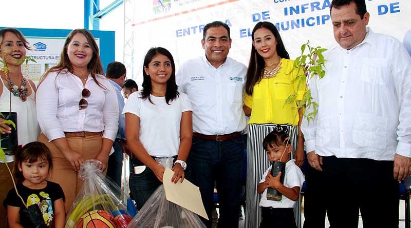 En gira con el gobernador del Estado se entregaron obras y servicios por un monto superior a los 9 millones 500 mil pesos En gira con el gobernador del Estado se entregaron obras y servicios por un monto superior a los 9 millones 500 mil pesos