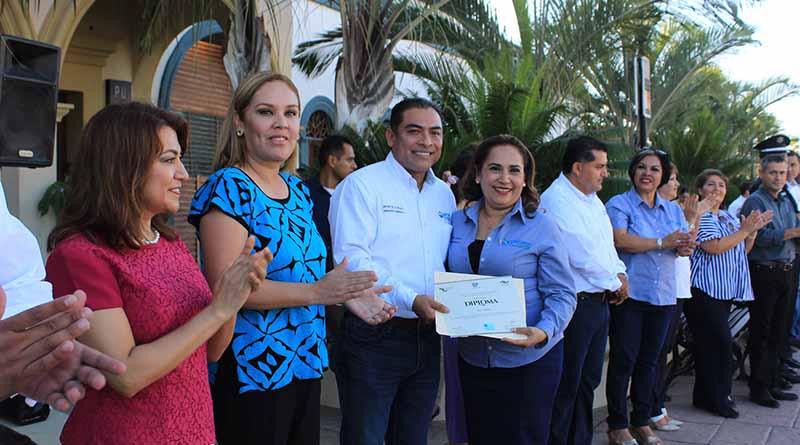 Entrega Alcalde reconocimiento al personal que cursó el Diplomado de Contabilidad Gubernamental Entrega Alcalde reconocimiento al personal que cursó el Diplomado de Contabilidad Gubernamental