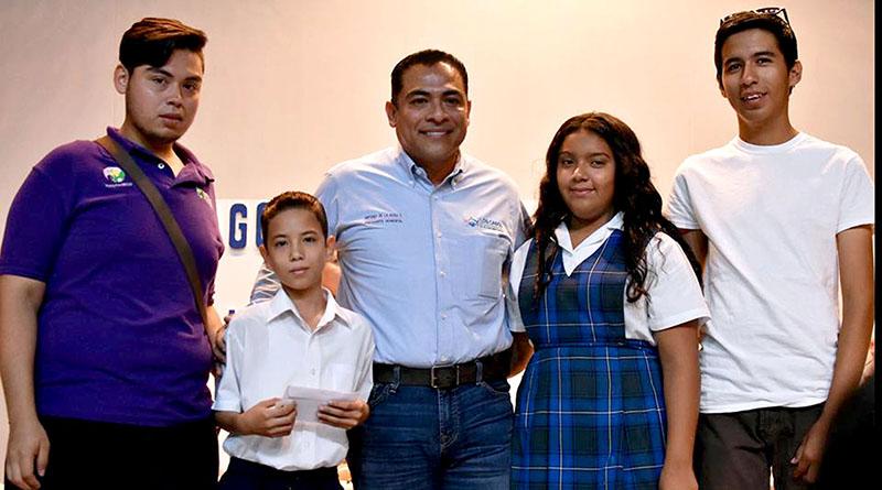 Gobierno Municipal impulsa con becas a más de 2 mil 500 estudiantes Gobierno Municipal impulsa con becas a más de 2 mil 500 estudiantes