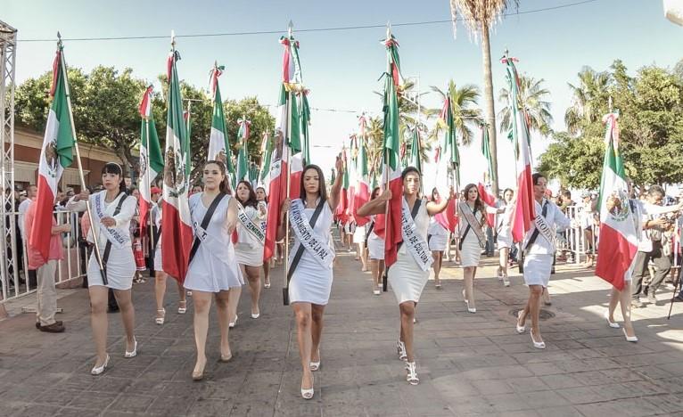 Alcalde de La Paz, reconoce el empeño del contingente en el desfile de Independencia Alcalde de La Paz, reconoce el empeño del contingente en el desfile de Independencia
