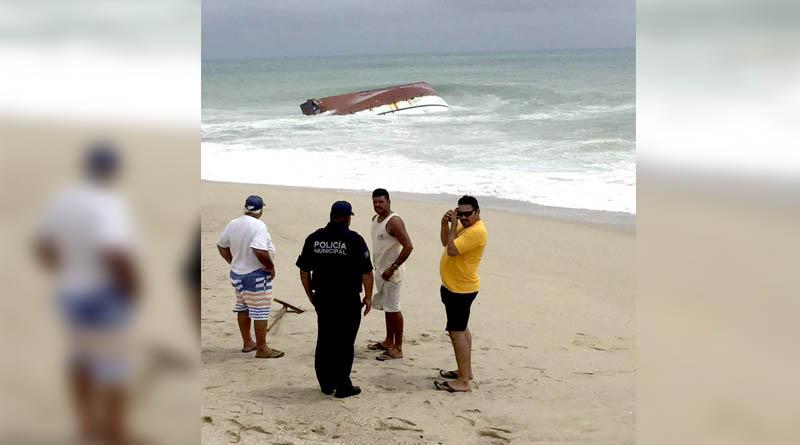 embarcacion volcada web Camaronero hundido en Cabo Pulmo no hizo caso a indicaciones de resguardase en un puerto cercano: Conapesca