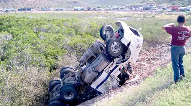 volcadura 19 sep web Chocan dos tráilers en La Paz y vuelcan, carretera a Pichilingue cerrada