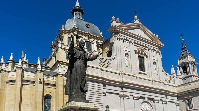 Papa recuerda a Juan Pablo II y llama a abatir muros con el diálogo Papa recuerda a Juan Pablo II y llama a abatir muros con el diálogo