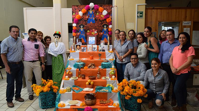 Delegación de CSL preserva y difunde tradiciones mexicanas al montar altar de muertos Delegación de CSL preserva y difunde tradiciones mexicanas al montar altar de muertos