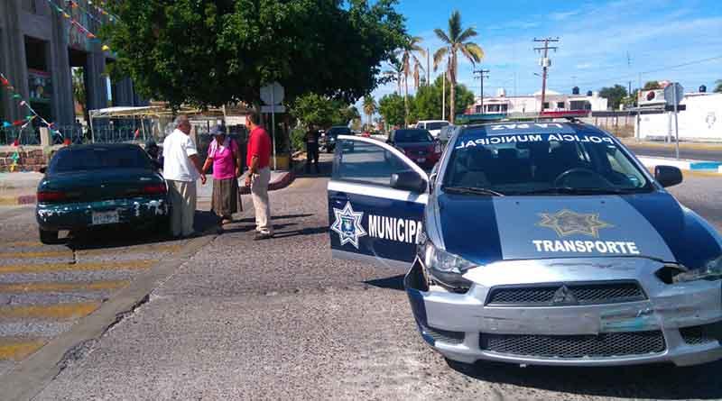 choquepatrullaconauto Choque entre carro particular y patrulla de Transporte Municipal en 4 altos de La Paz