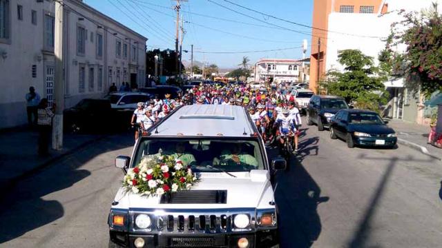 funeral 8 nov web En pedaleada silenciosa cientos de ciclistas acompañan hasta el panteón a compañero asesinado