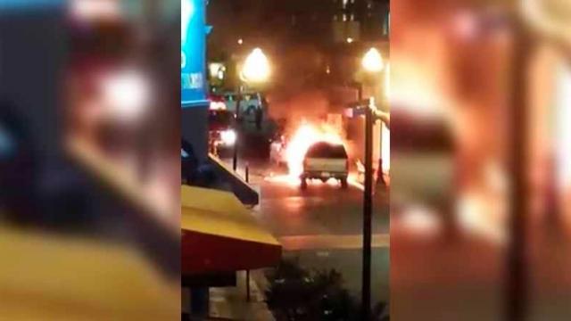 incendio camioneta 18 nov Arde camioneta en pleno centro de Cabo San Lucas y provoca incendio de otro carro
