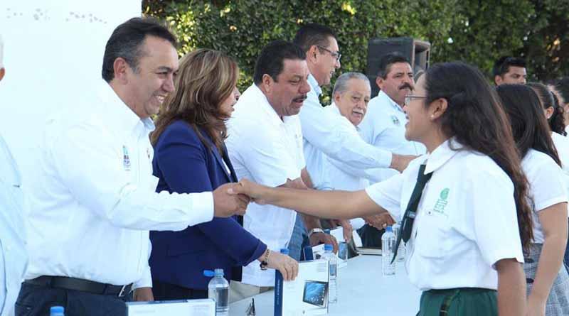 Inicia Alcalde Francisco Pelayo Entrega de Mil Tabletas Más a Estudiantes Destacados Inicia Alcalde Francisco Pelayo Entrega de Mil Tabletas Más a Estudiantes Destacados