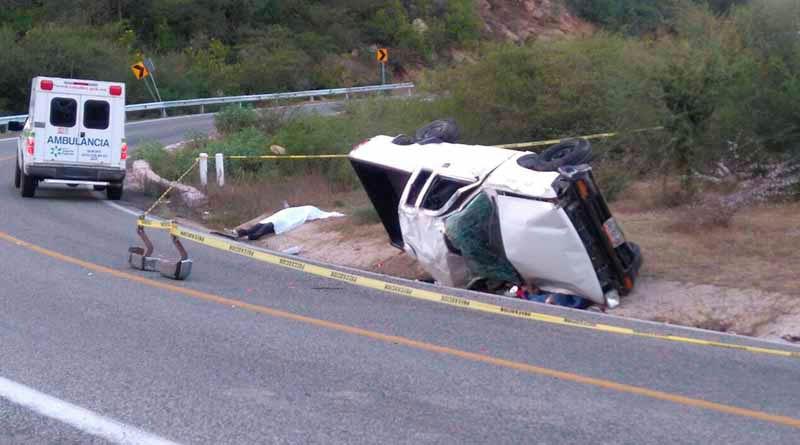 vuelcacamioneta Vuelca camioneta y muere una persona en carretera La Paz-El Triunfo