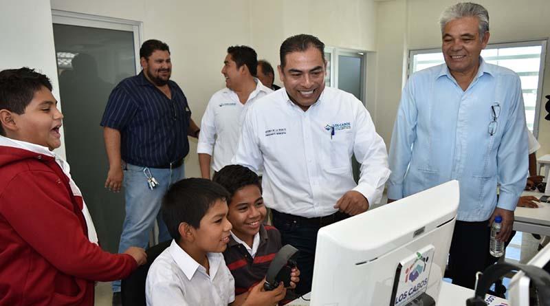 ALCALDE BENEFICIOS EDUCATIVOS Niños felices con la entrega de obras recreativas y educativas del Alcalde Arturo de la Rosa