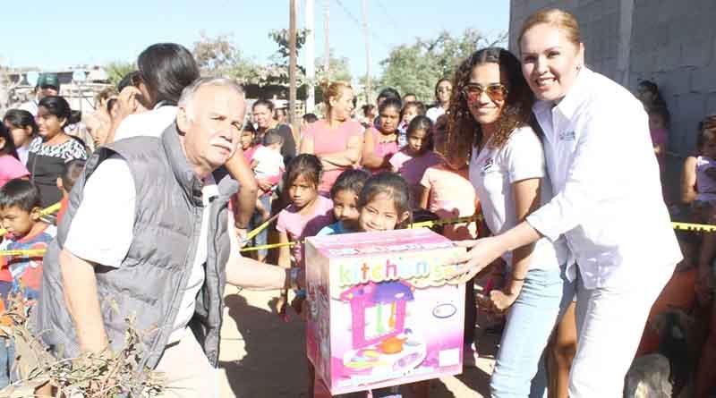 REGALOS A NIÑOS DE TIERRA Y LIBERTAD Instituto Cultural Baldor y DIF Los Cabos regalan juguetes a niños en Tierra y Libertad