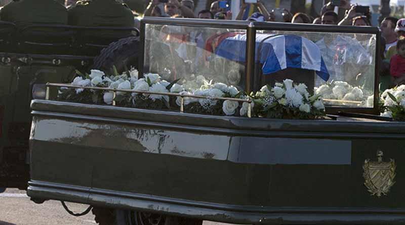 Sepultan a Fidel Castro en Santiago en medio de salvas de artillería Sepultan a Fidel Castro en Santiago en medio de salvas de artillería