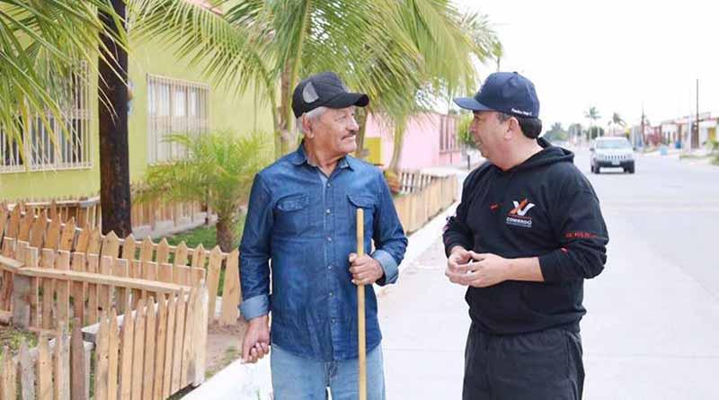 Motiva Alcalde Francisco Pelayo a Quienes Limpian Frente de su Casa Motiva Alcalde Francisco Pelayo a Quienes Limpian Frente de su Casa