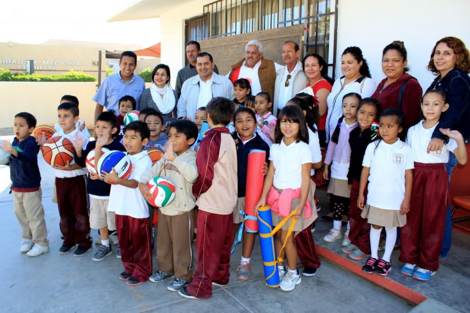 materialdeportivo Entrega Gobierno Municipal material deportivo y se compromete con alumnos de escuela primaria
