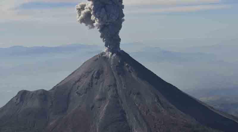 Volcán de Colima registra exhalación de 2.5 kilómetros con material incandescente Volcán de Colima registra exhalación de 2.5 kilómetros con material incandescente