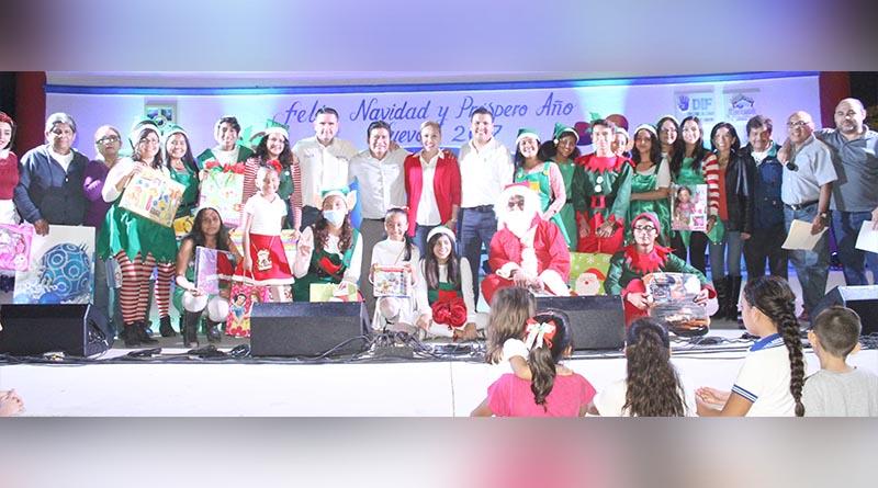 Alumnos del Cobach 02 entregan juguetes y cobijas al sistema municipal DIF Alumnos del Cobach 02 entregan juguetes y cobijas al sistema municipal DIF