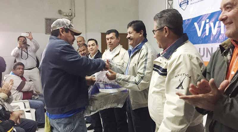 Entrega Alcalde de La Paz uniformes a 400 trabajadores de Servicios Públicos Entrega Alcalde de La Paz uniformes a 400 trabajadores de Servicios Públicos