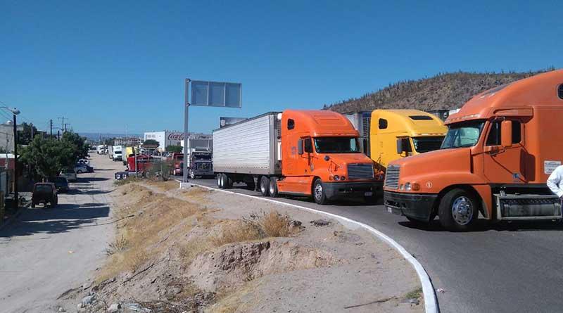 camionesvarados Decenas de trailers detenidos por bloqueos en carretera a Pichlingue por gasolinazo