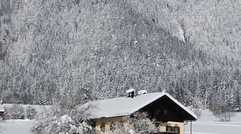 Rescatan a ocho personas de hotel sepultado por nieve en Italia Rescatan a ocho personas de hotel sepultado por nieve en Italia