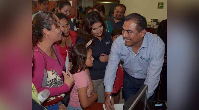 Alcalde Arturo De La Rosa atiende a ciudadanos de CSL Alcalde Arturo De La Rosa atiende a ciudadanos de CSL