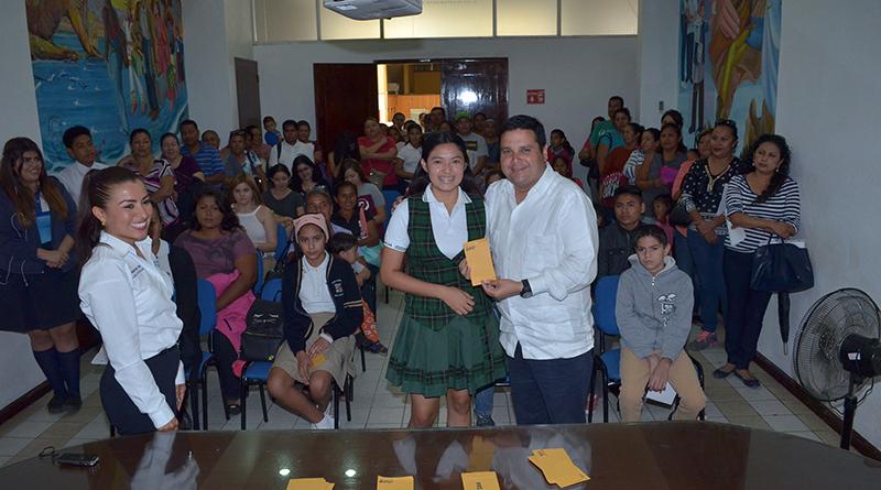 667 Estudiantes beneficiados con el pago del programa de becas municipales en CSL 667 Estudiantes beneficiados con el pago del programa de becas municipales en CSL