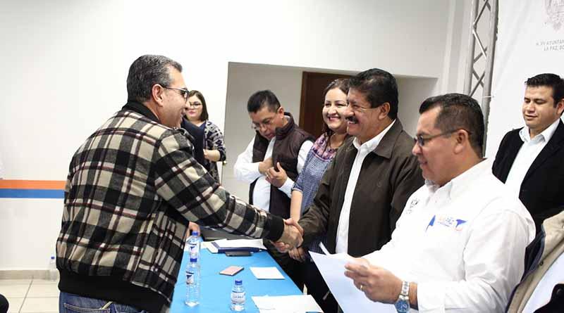 Entregan apoyo a 28 transportistas de La Paz Entregan apoyo a 28 transportistas de La Paz