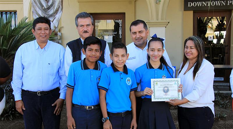 Entregan autoridades municipales reconocimiento a ganadores del concurso juguete regional poesía coral y oratoria Entregan autoridades municipales reconocimiento a ganadores del concurso juguete regional poesía coral y oratoria